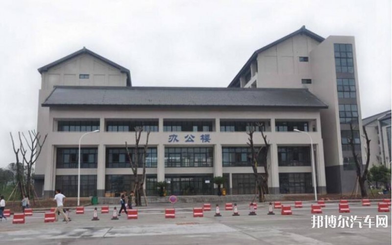 重庆工程汽车职业技术学院是几专