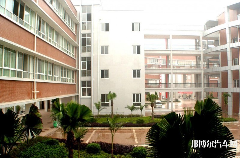 重庆龙门浩汽车职业中学校学费