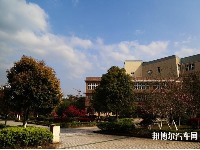 重庆万州技师汽车学院招生办联系电话